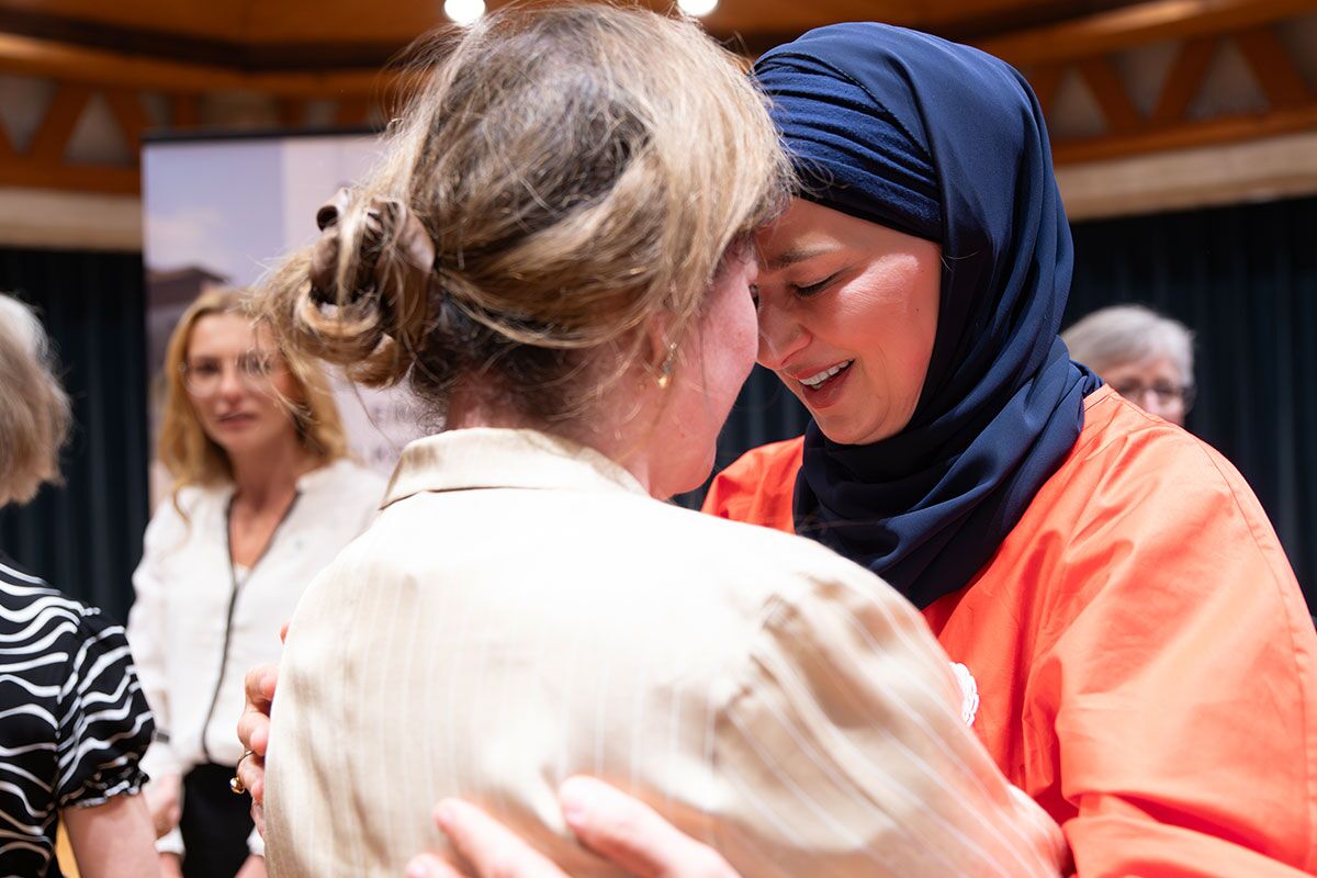 Umarmung zweier Frauen bei einer Veranstaltung im Stuttgarter Lehrhaus