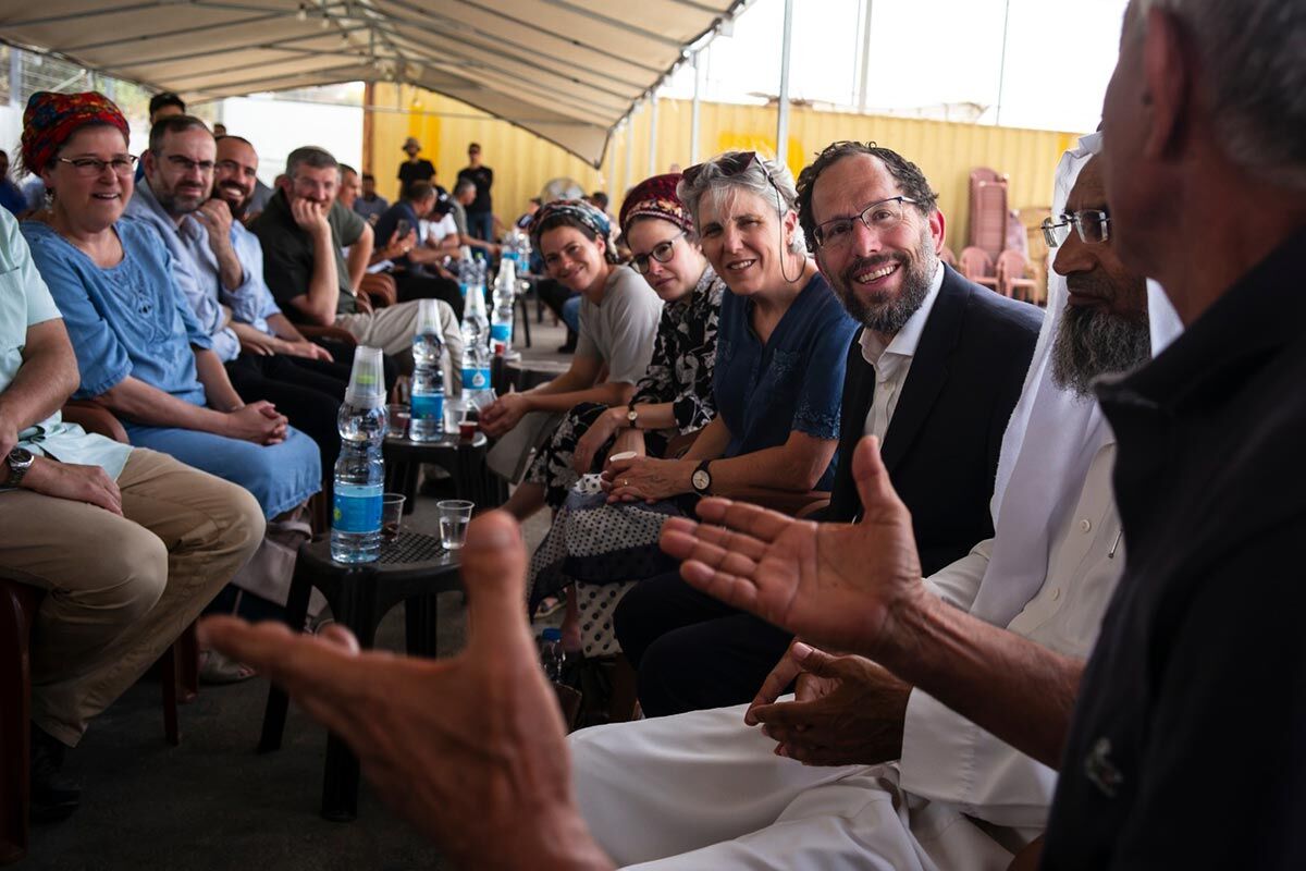 Menschen unterschiedlicher Kulturen und Religionen im Gespräch mit Rabbiner Dr. Yakov Nagen